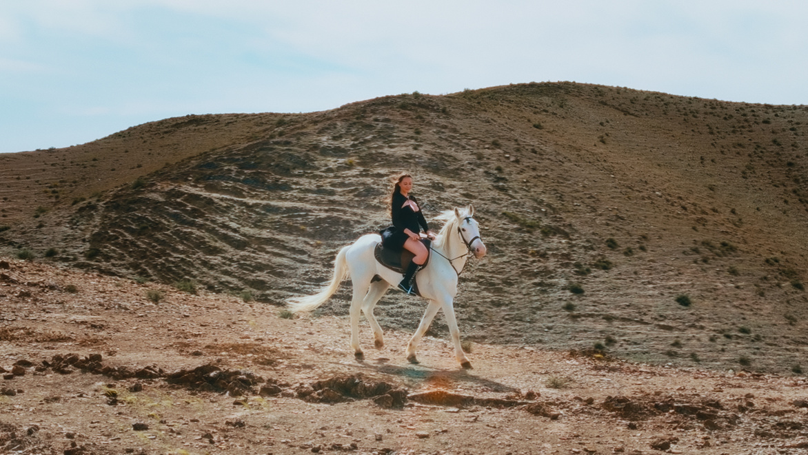 Osinaël sort l'envoûtant clip officiel de J'adore